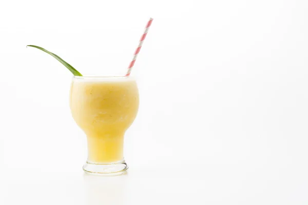 Ananas-Smoothie auf weißem Hintergrund — Stockfoto