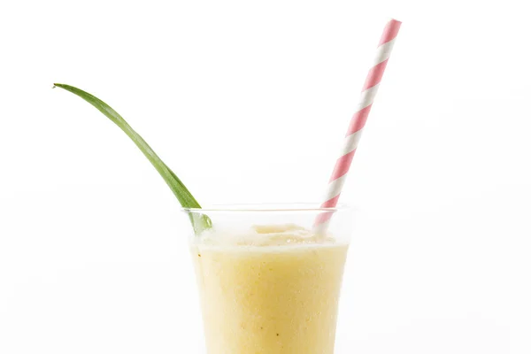 Ananas smoothie op witte achtergrond — Stockfoto