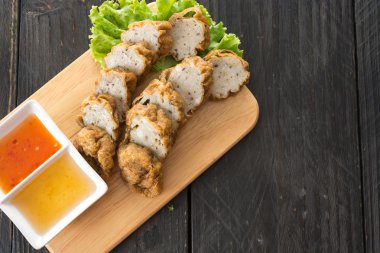 ahşap arka plan üzerinde balık topları