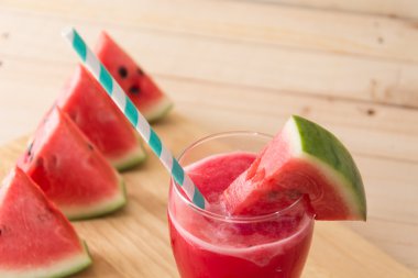 Ahşap arka planda karpuz smoothie