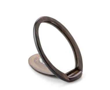 beyaz zemin üzerine cep aynası