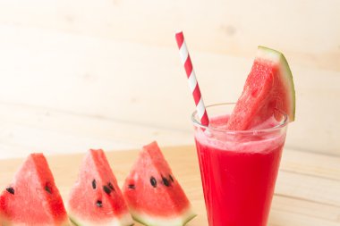 Ahşap arka planda karpuz smoothie