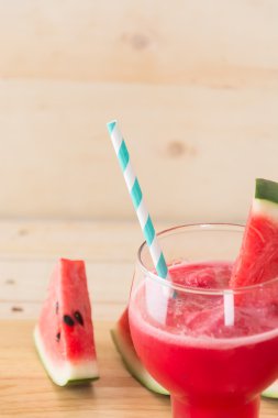 Ahşap arka planda karpuz smoothie