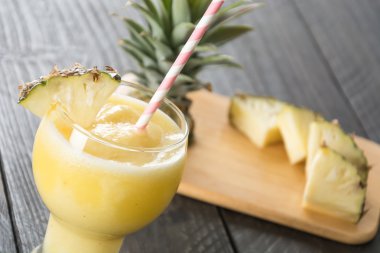 Ahşap arka planda ananas kokteyli