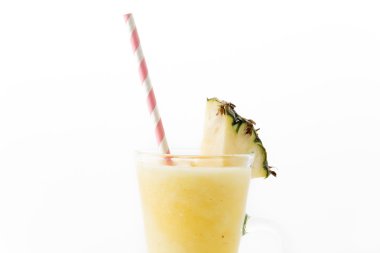 Beyaz arkaplanda ananas püresi