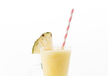 Beyaz arkaplanda ananas püresi