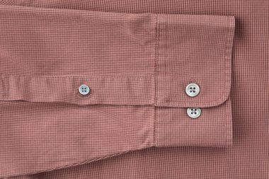 Gömleğin düğmesini kapatın