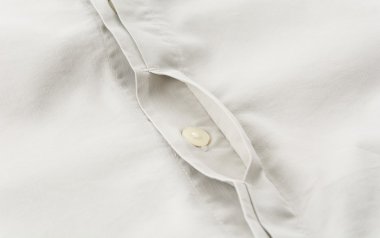 Gömleğin düğmesini kapatın