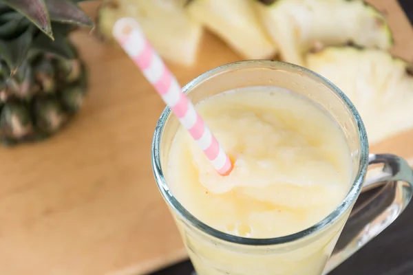 Batido de abacaxi no fundo de madeira — Fotografia de Stock