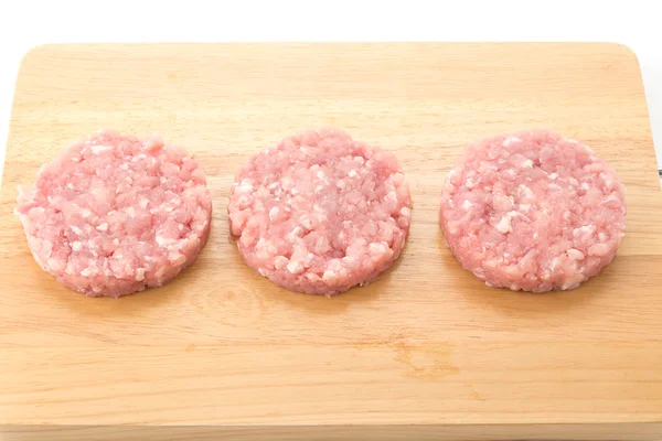 Carne di maiale macinata su tavola di legno — Foto Stock