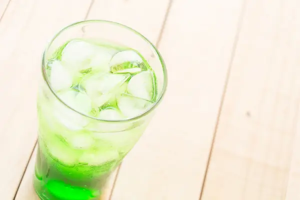 Soda verde su fondo legno — Foto Stock
