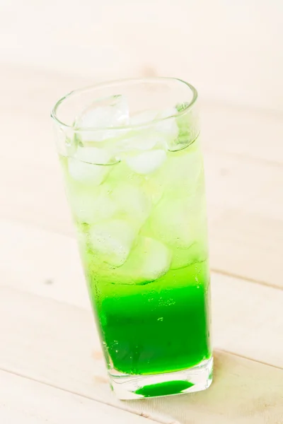 Soda verde su fondo legno — Foto Stock