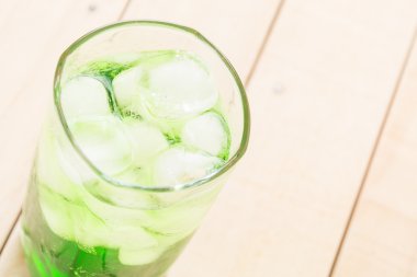 ahşap zemin üzerine yeşil soda