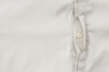 Gömleğin düğmesini kapatın