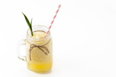 Beyaz arkaplanda ananas püresi