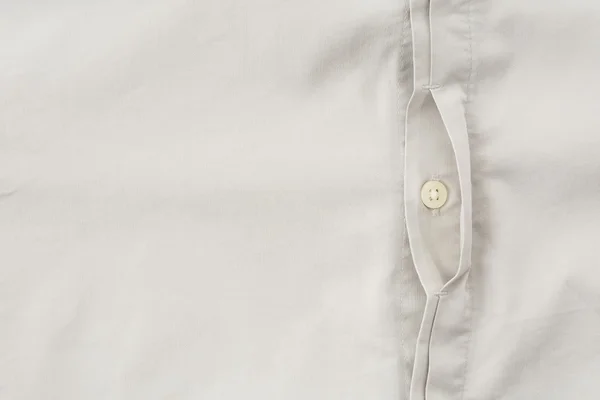 Кнопка закрытия на рубашке — стоковое фото