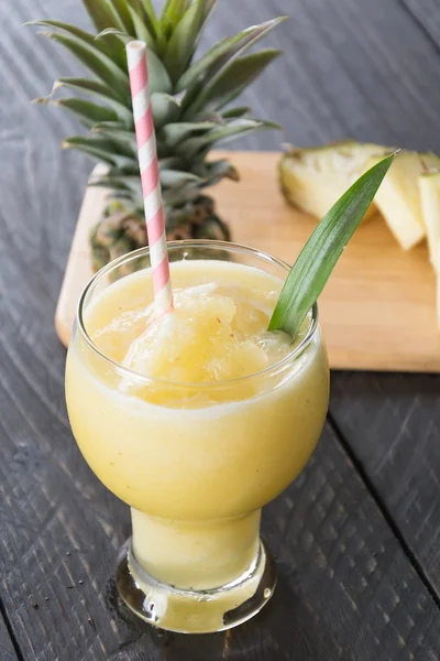 Smoothie à l'ananas sur fond bois — Photo