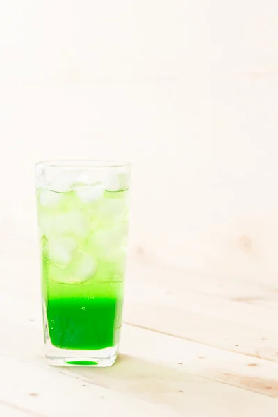 Soda verde su sfondo bianco — Foto Stock