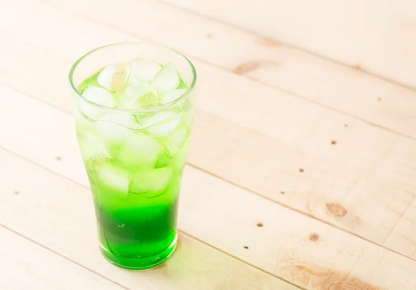 Soda verde su fondo legno — Foto Stock