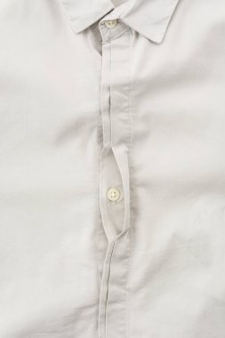 Gömleğin düğmesini kapatın