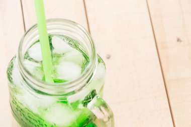 ahşap üzerine yeşil soda