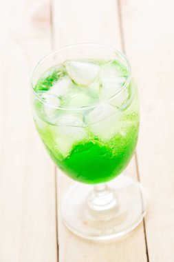 ahşap üzerine yeşil soda