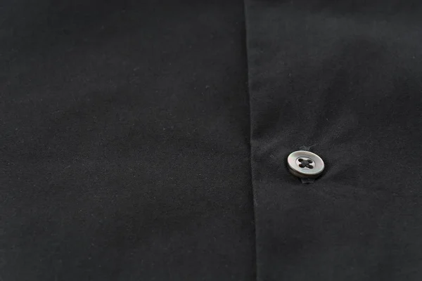 Κλείνω κουμπί από πουκάμισο — Φωτογραφία Αρχείου