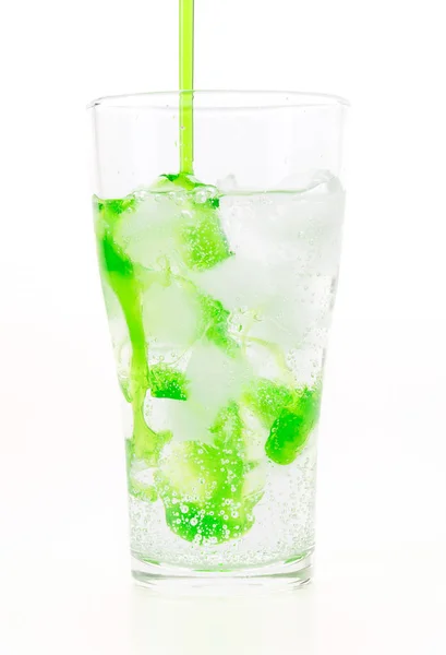 Refrigerante verde no fundo branco — Fotografia de Stock