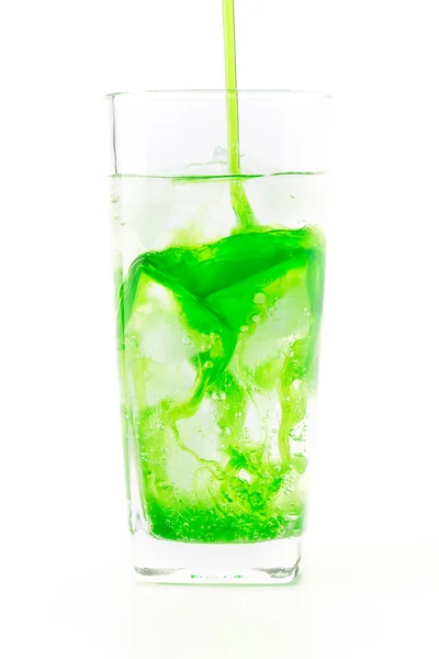 Grön läsk på vit bakgrund — Stockfoto