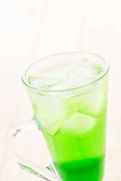 Ahşap üzerine yeşil soda — Stok fotoğraf