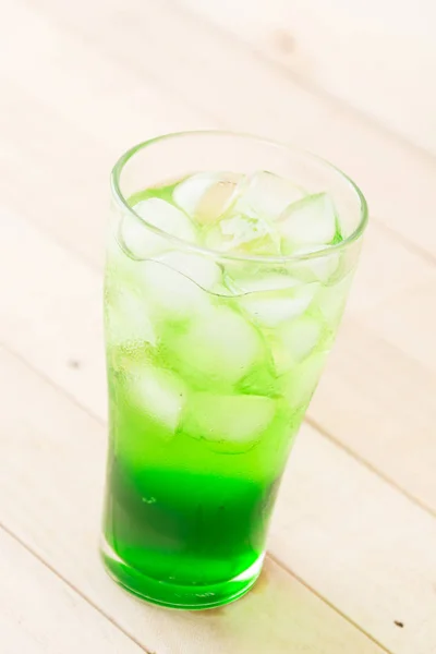 Groene soda op hout — Stockfoto