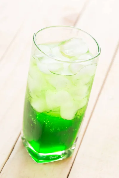 Ahşap üzerine yeşil soda — Stok fotoğraf