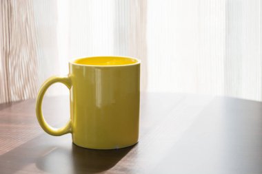 Kahve fincanı masanın üstünde.