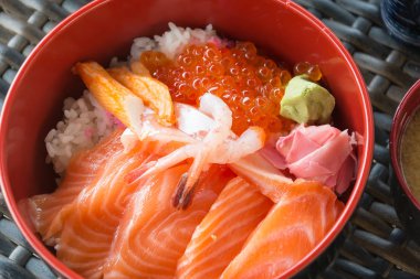 Pirinç üzerine somon balığı ile