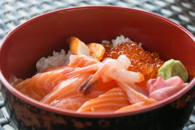 Pirinç üzerine somon balığı ile