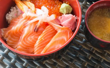 Pirinç üzerine somon balığı ile