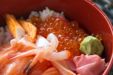 Pirinç üzerine somon balığı ile