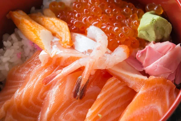 Pirinç üzerine somon balığı ile