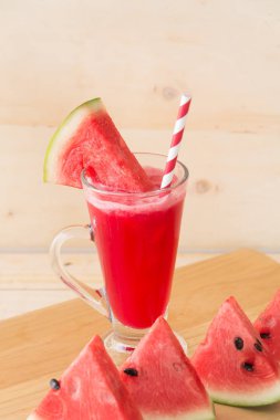 Ahşap arka planda karpuz smoothie