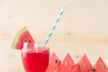 Ahşap arka planda karpuz smoothie