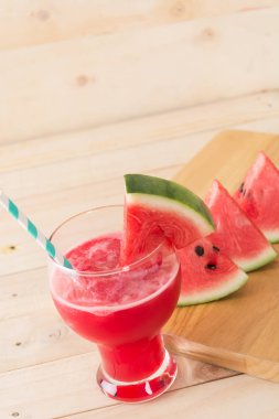 Ahşap arka planda karpuz smoothie