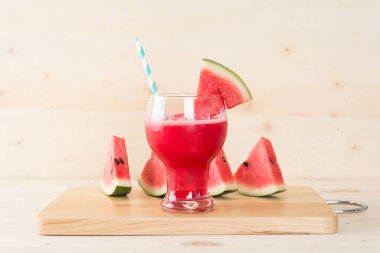 Ahşap arka planda karpuz smoothie