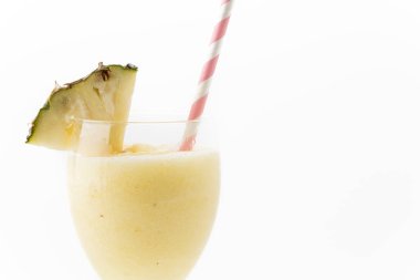 Beyaz arkaplanda ananas püresi