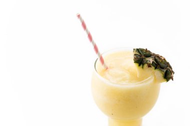 Beyaz arkaplanda ananas püresi