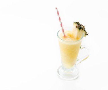 Beyaz arkaplanda ananas püresi