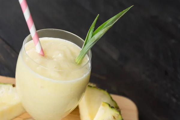 Smoothie à l'ananas sur fond bois — Photo