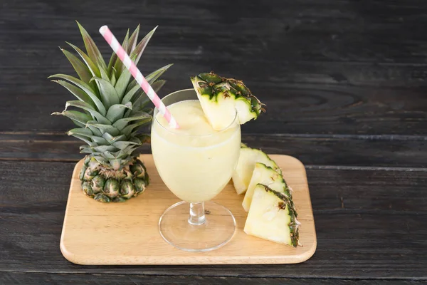 Smoothie à l'ananas sur fond bois — Photo