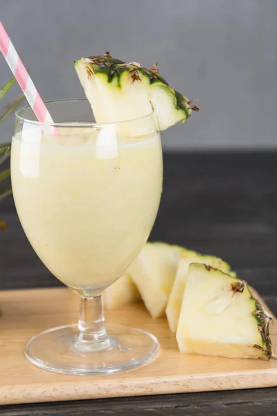 Batido de piña sobre fondo de madera — Foto de Stock