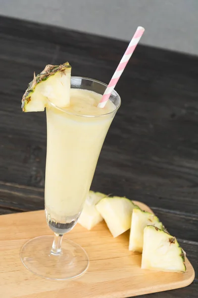 Smoothie à l'ananas sur fond bois — Photo