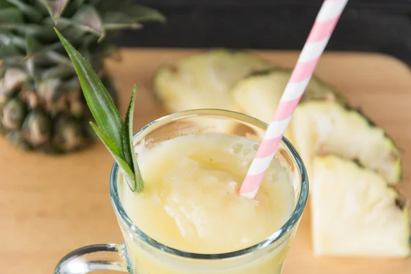 Ahşap arka planda ananas kokteyli — Stok fotoğraf